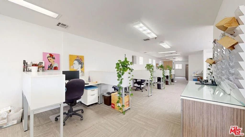 CommercialSale in Los Angeles — Photos 10