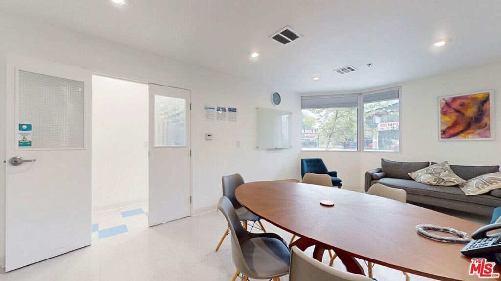 CommercialSale in Los Angeles — Photos 11