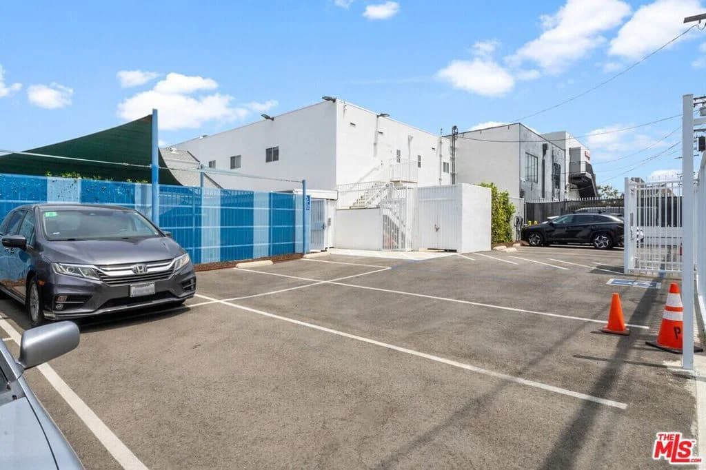 CommercialSale in Los Angeles — Photos 18