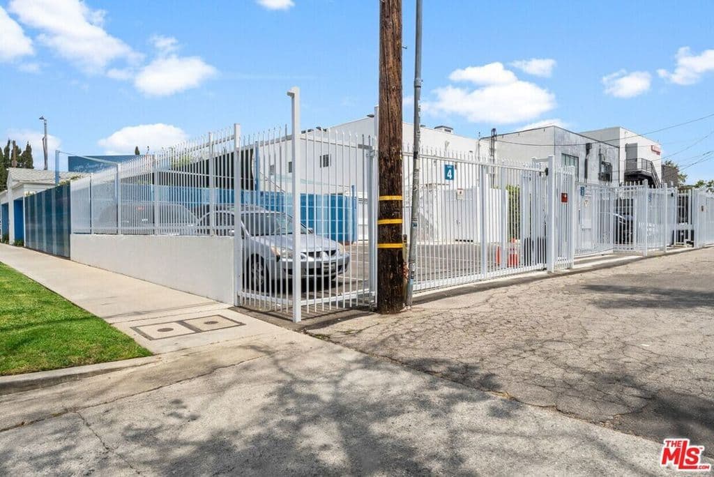 CommercialSale in Los Angeles — Photos 19