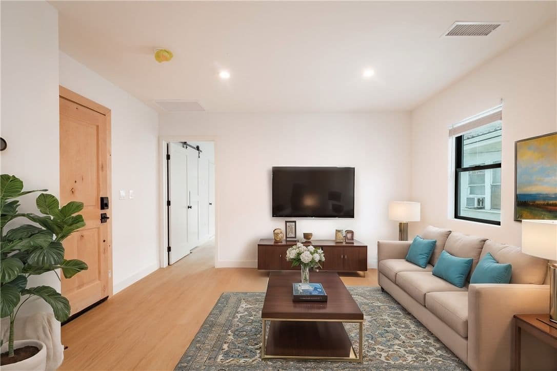 ResidentialIncome in Los Angeles — Photos 24