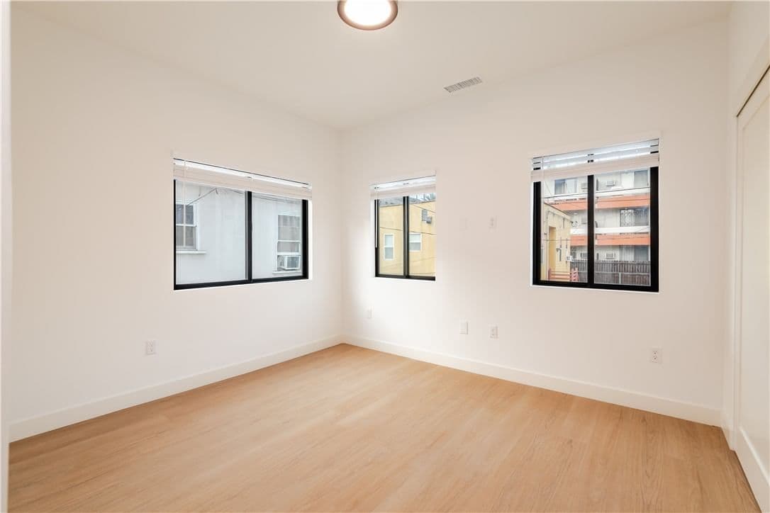 ResidentialIncome in Los Angeles — Photos 37